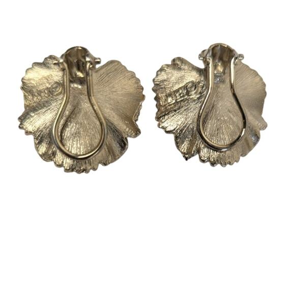 Vintage signed BSK gold tone textured leaves clip on earrings - Picture 2 of 6